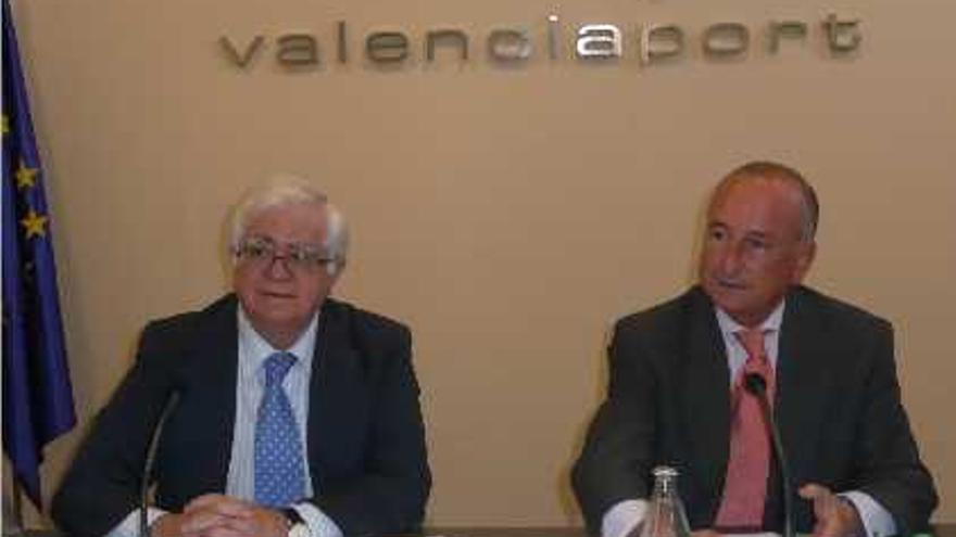 reunión. El conseller de Medio Ambiente, J. R. García Antón, y el presidente del puerto, Rafael Aznar, ayer.