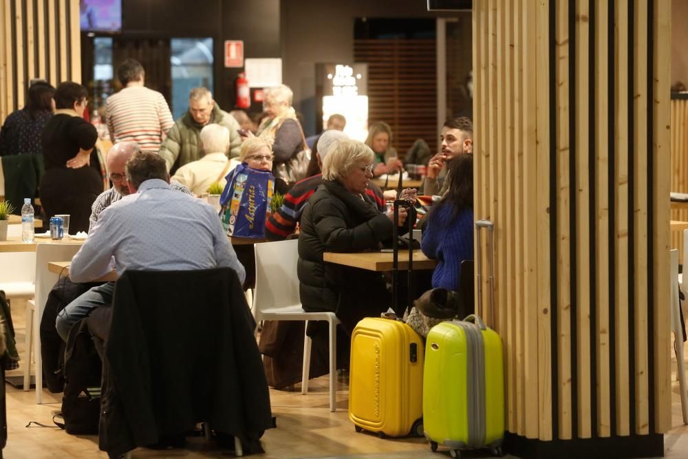 Largas esperas en el aeropuerto de Asturias por los vuelos cancelados por la niebla el viernes.