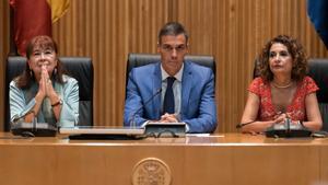 15/09/2025 El presidente del Gobierno, Pedro Sánchez, acompañado por la vicepresidenta del Gobierno y ministra de Hacienda, María Jesús Montero y por la presidenta del PSOE, Cristina Narbona, preside la reunión interparlamentaria del Grupo Socialista (Congreso, Senado y Parlamento Europeo) en la Sala Ernest Lluch del Congreso, a 15 de septiembre de 2025, en Madrid (España). El presidente del Gobierno, Pedro Sánchez, reúne este lunes 15 de septiembre a la comisión Interparlamentaria, es decir a todos los diputados, senadores y eurodiputados socialistas en el inicio del nuevo curso político, para poner sobre la mesa las líneas por las que quiere que discurran los próximos meses en el marco parlamentario. POLITICA Diego Radamés - Europa Press