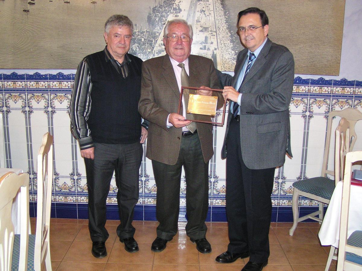 Homenaje de AICE a Antonio Galiana durante la época de Diego Macià al frente del Ayuntamiento de Elche como alcalde