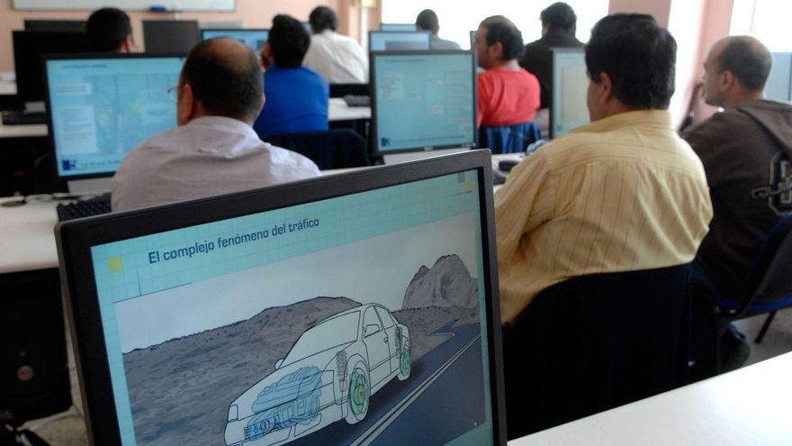 Tráfico manda cada mes a examen a 160 gallegos por perder todos los puntos del carné