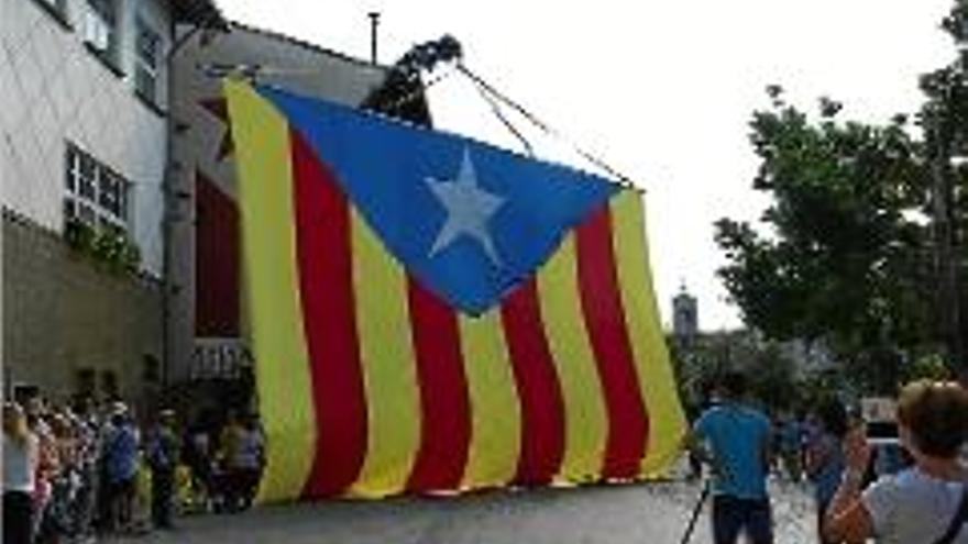 Olot Una estelada gegant i actuacions corals de la ciutat