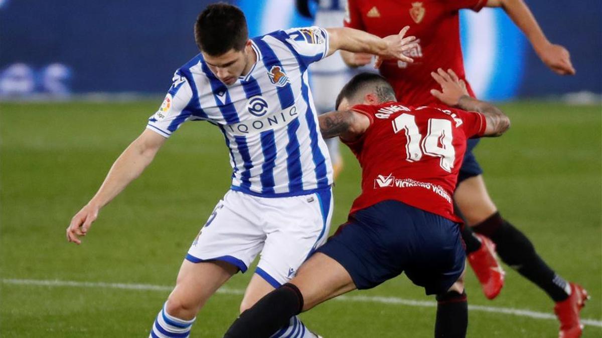 Zubeldia con Rubén García peleando por un balón.