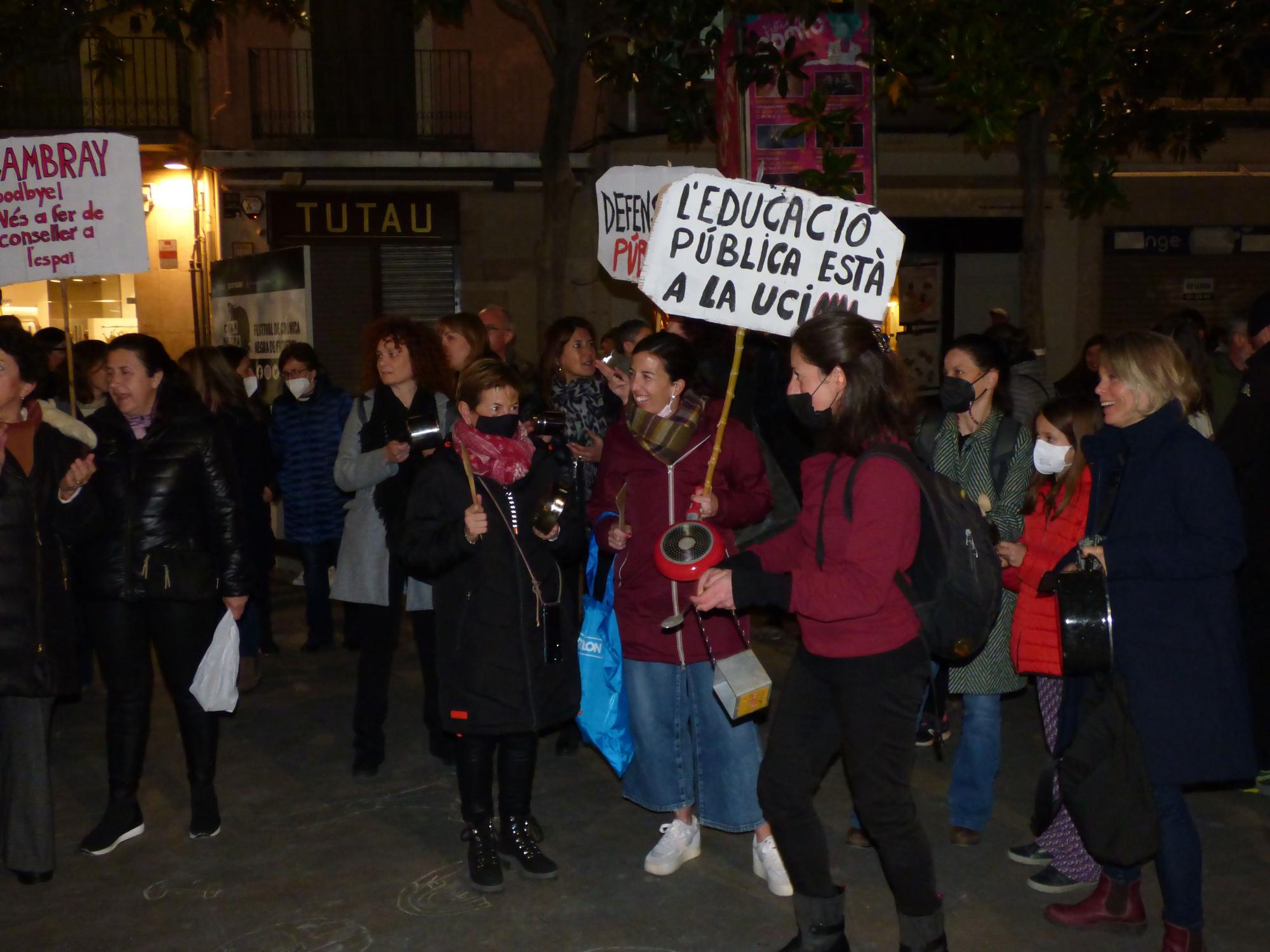 Famílies protesten amb cassoles i xiulets a la plaça de l'Ajuntament de Figueres per defensar el català