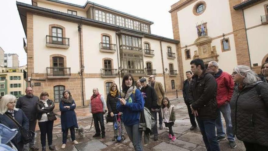 Luna Puentes, en el centro, recibe en la plaza de Feijoo a los participantes en la Ruta Azul.