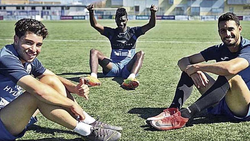 Samuel, Nuha y Álvaro Vega posan en Son Malferit.