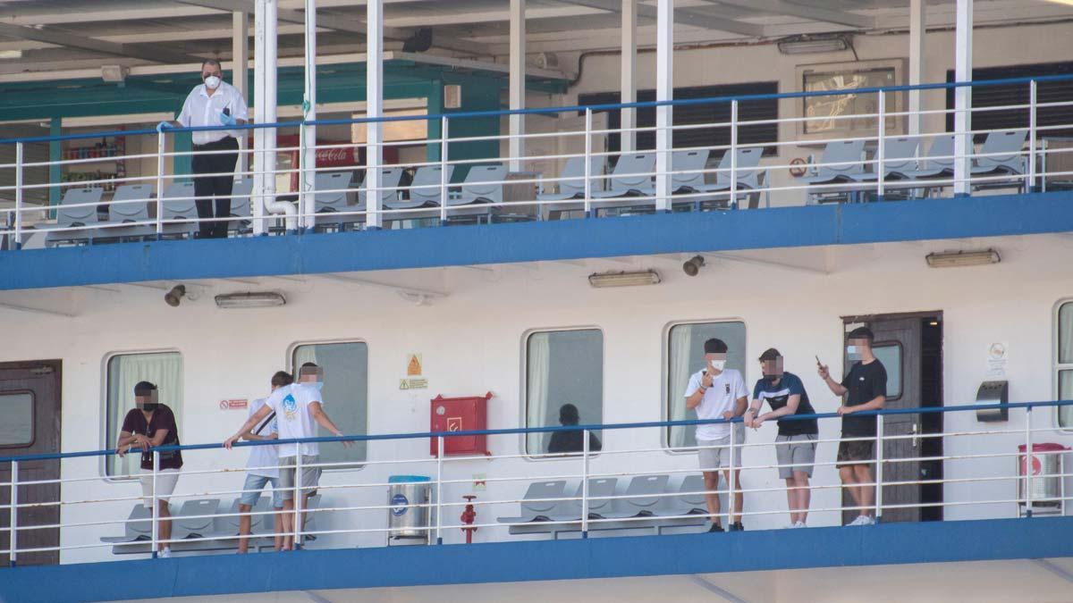 Els estudiants confinats surten del port de Palma cap a la península