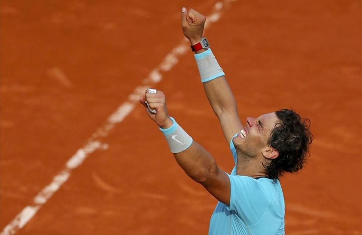 Rafa Nadal celebra la victoria ante Djokovic y la consecución de su noveno título de Roland Garros.