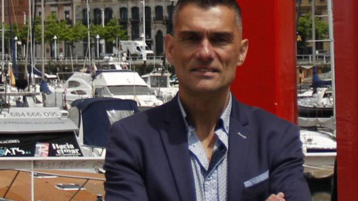 Gustavo Alonso, en el puerto deportivo. | PEDRO ORTERA