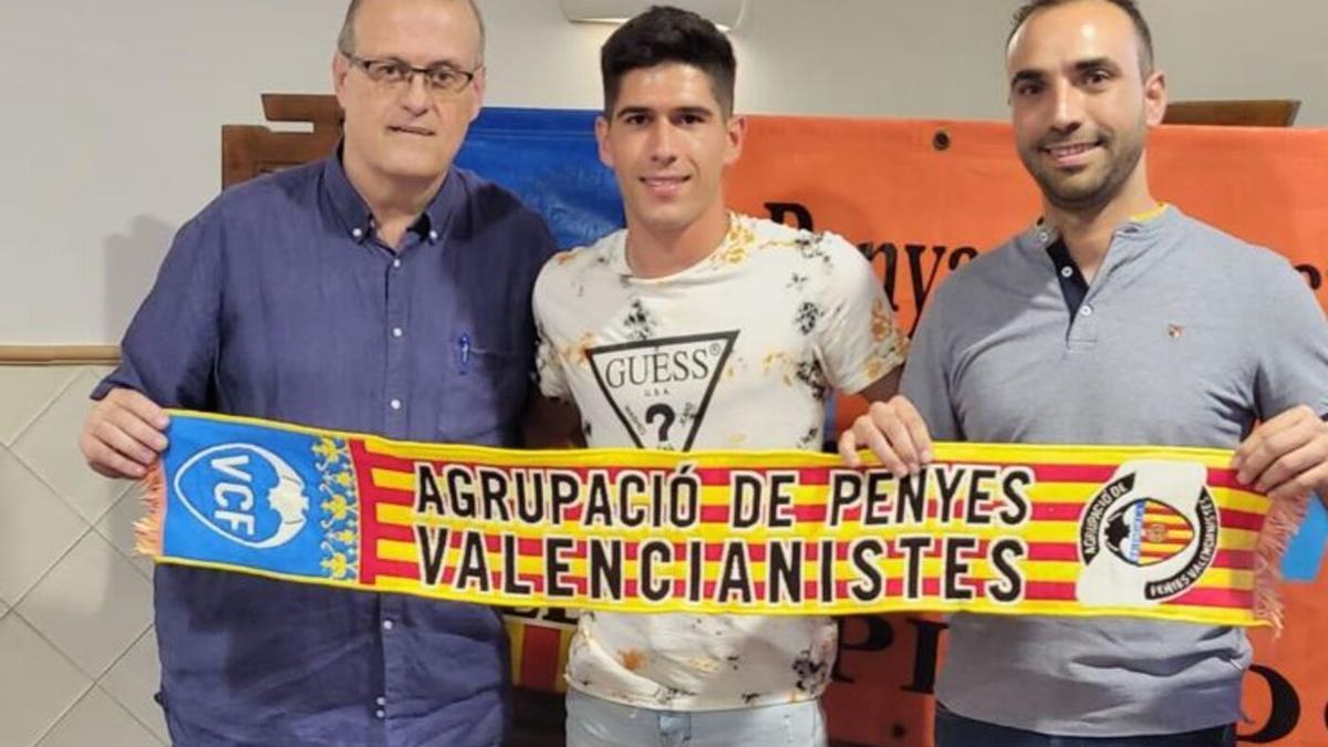 Fran Navarro, con los peñistas del Valencia CF