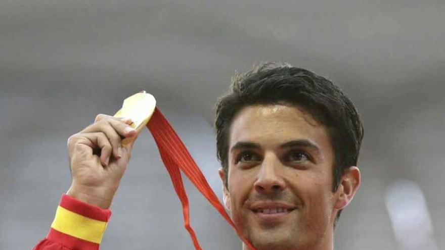 López muestra su medalla de oro en lo alto del podio de la cita china.