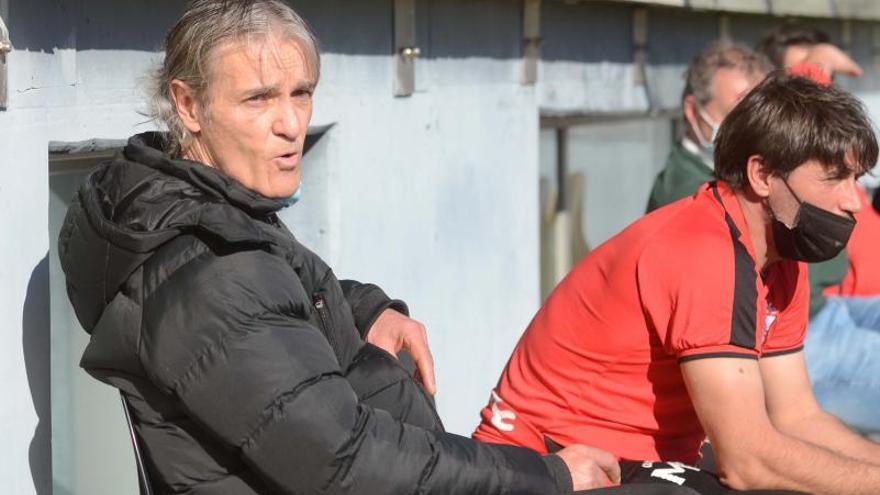 Rafa Sáez durante un partido al frente del Arosa.