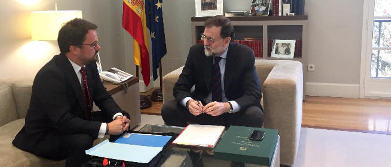 El presidente del Gobierno, Mariano Rajoy, y el del PP de Canarias, Asier Antona, ayer en una reunión en Madrid.
