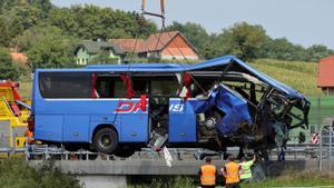 Una grúa retira el autobús con matrícula polaca, que se salió de la carretera cerca de Varazdin, Croacia