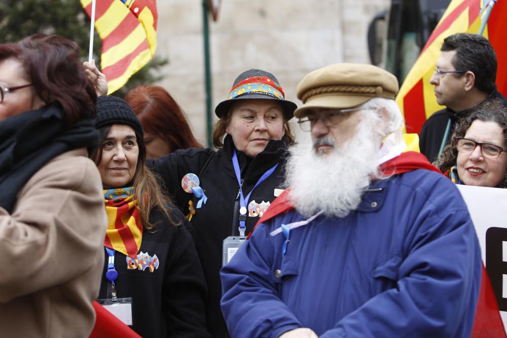 Concentración de entidades derechistas en València