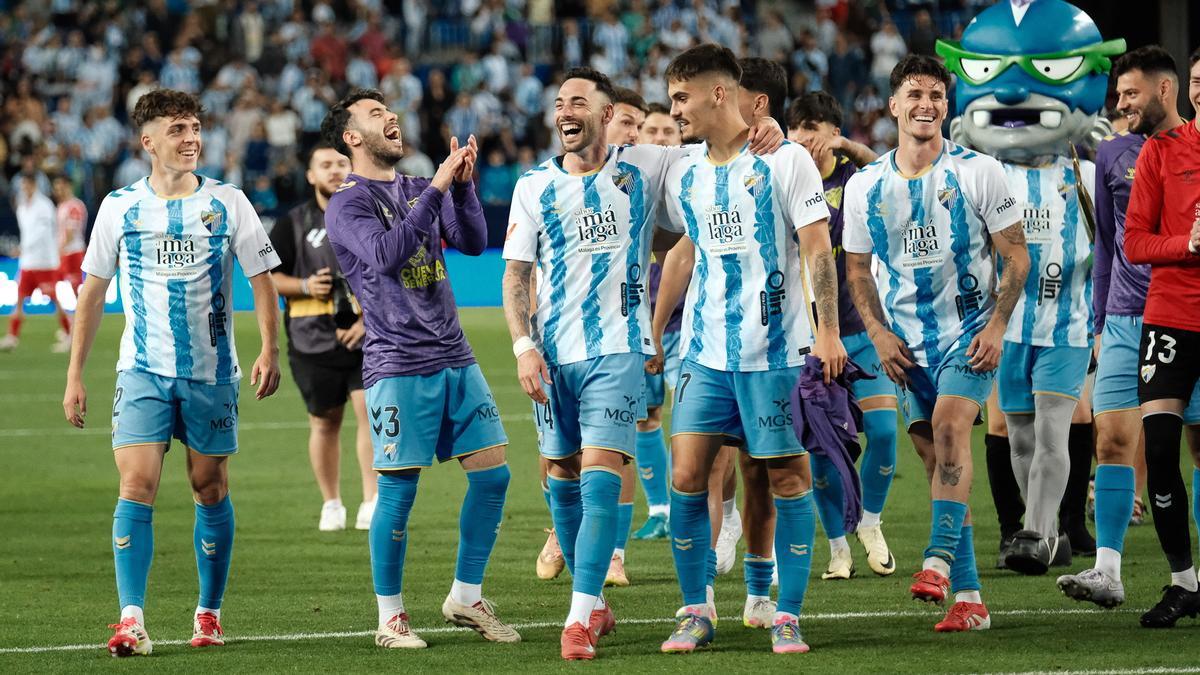 Los jugadores del Málaga CF celebran victoria del pasado sábado frente al Sporting en La Rosaleda.