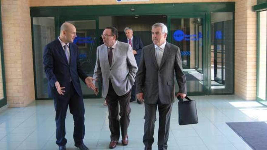 El presidente de la Cámara, José Enrique Garrigós, ha visitado las instalaciones del USP San Jaime