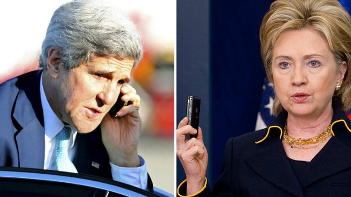 El secretario de Estado de Estados Unidos, John Kerry, y su antecesora, Hillary Clinton