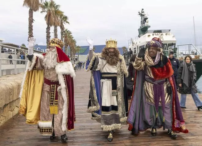 Los Reyes Magos llegan al puerto de Alicante en una tarde marcada por el frío y la lluvia