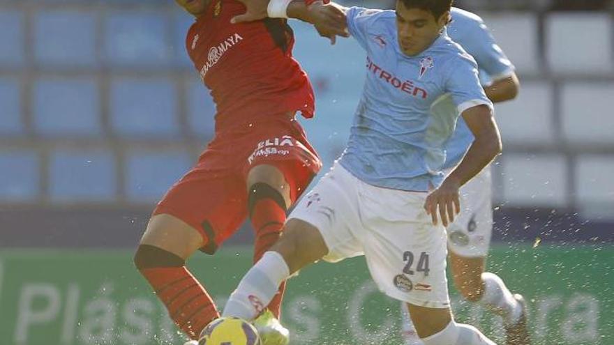 Augusto Fernández disputa un balón a Anderson Conceiçao en un momento del encuentro disputado ayer en Balaídos. // Ricardo Grobas