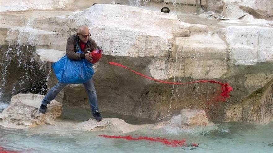 Detienen a un hombre por teñir de rojo el agua de la Fontana di Trevi de Roma