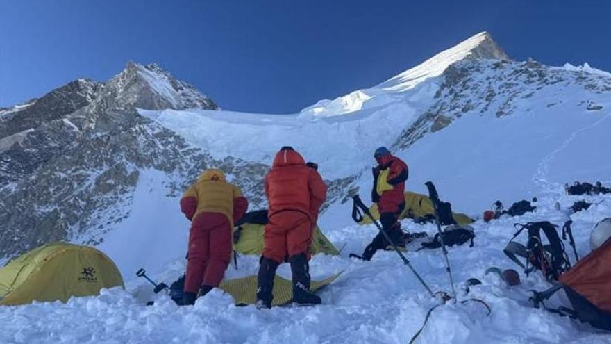 Tres miembros de la expedición en uno de los campos de altura