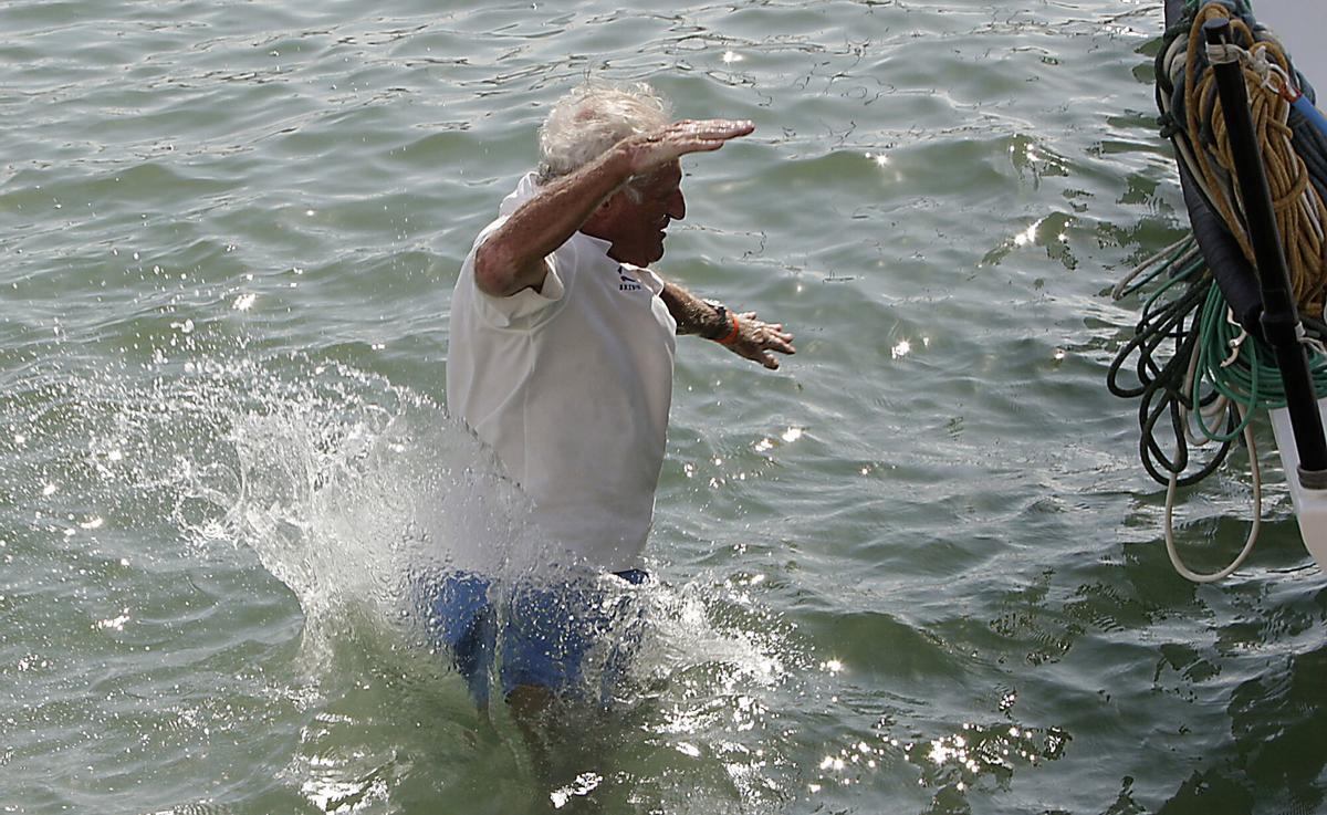José Cusí salta al agua tras ganar en la Copa del Rey del Vela.