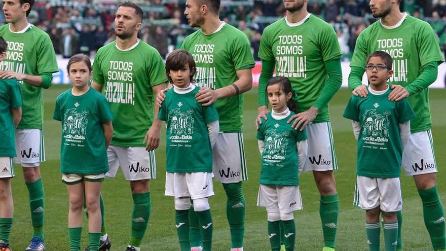 Los jugadores del Betis, con la camiseta de apoyo a Zozulya.