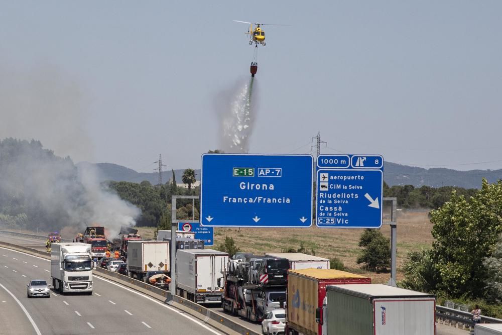 Tallen l'AP-7 a Vilobí per l'incendi d'un camió