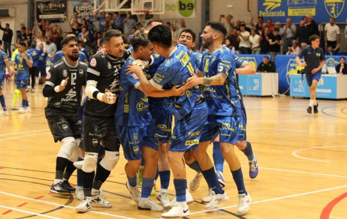 Los jugadores del Peñíscola tras vencer en penaltis.