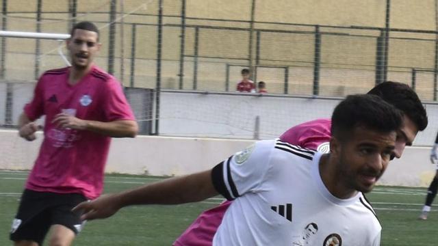 Un jugador del Arucas conduce el balón presionado por un rival, ayer.