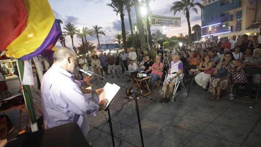 El acto de homenaje tuvo lugar ayer junto al Monumento al Hombre del Mar de Torrevieja.