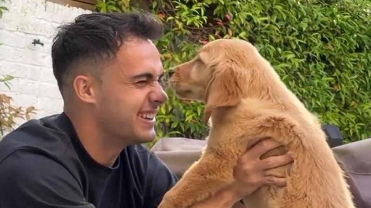 Sergio Reguilón con su perro cuando era un cachorro
