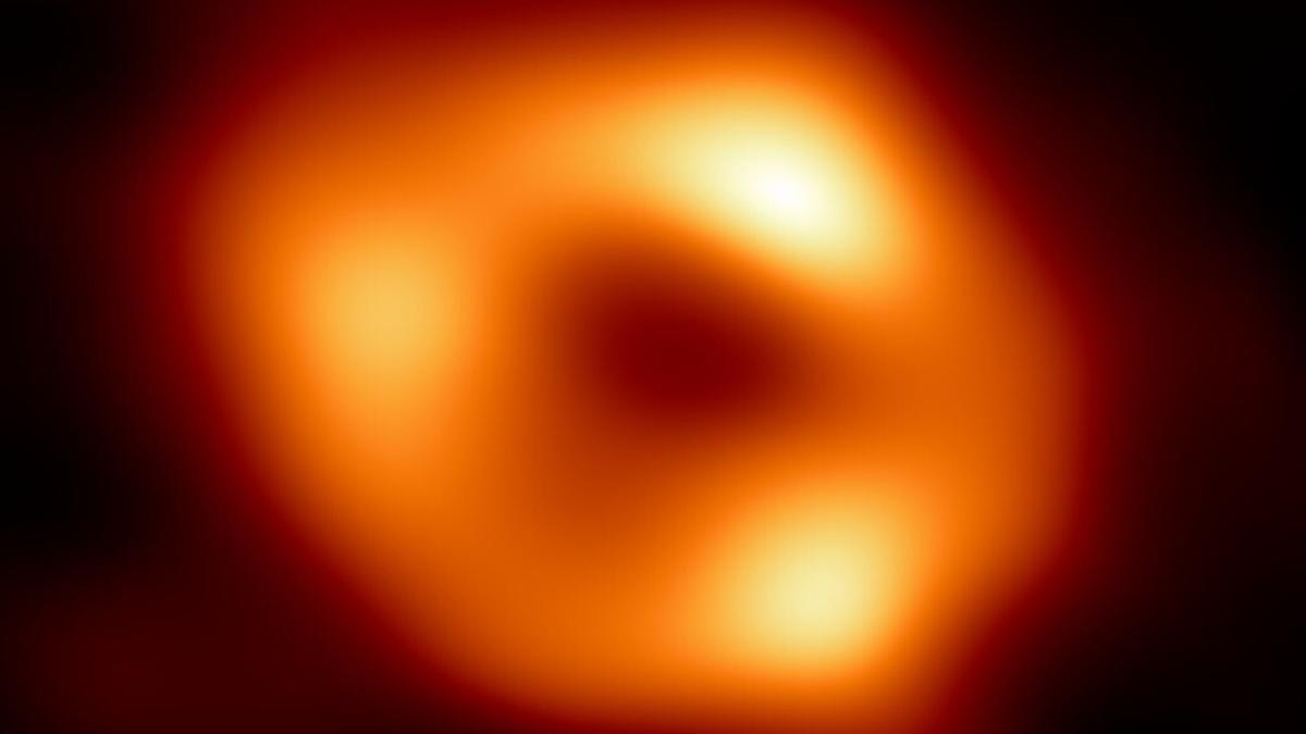 Imagen del agujero negro en el centro de nuestra galaxia, que muestra el disco de acreción brillante.