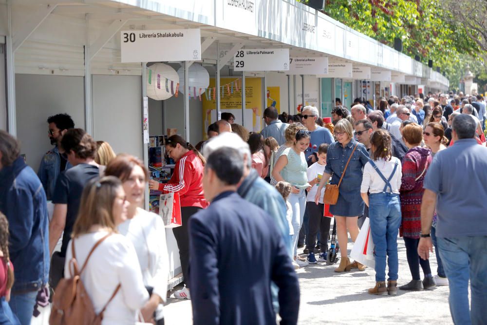 Último día de la 53.ª Feria del Libro de València celebrada en los jardines de Viveros.