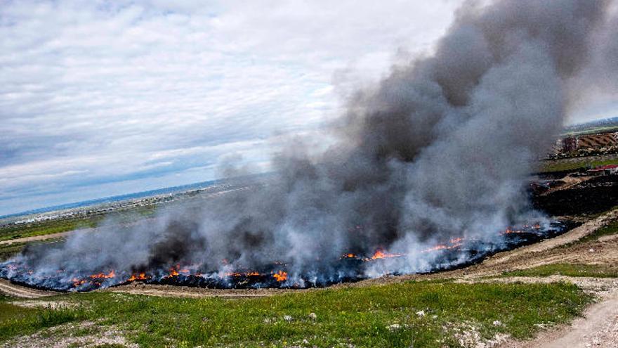 Vista aérea de la evolución del incendio en Seseña, ayer, con las viviendas al fondo.