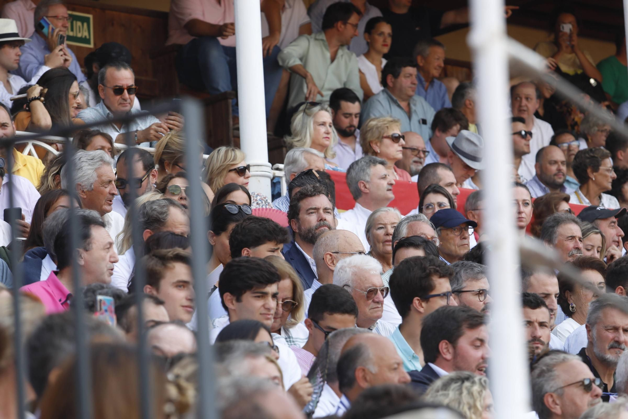 De Espinosa de los Monteros a Esperanza Aguirre: el ambiente en la plaza de toros de Gijón, en imágenes