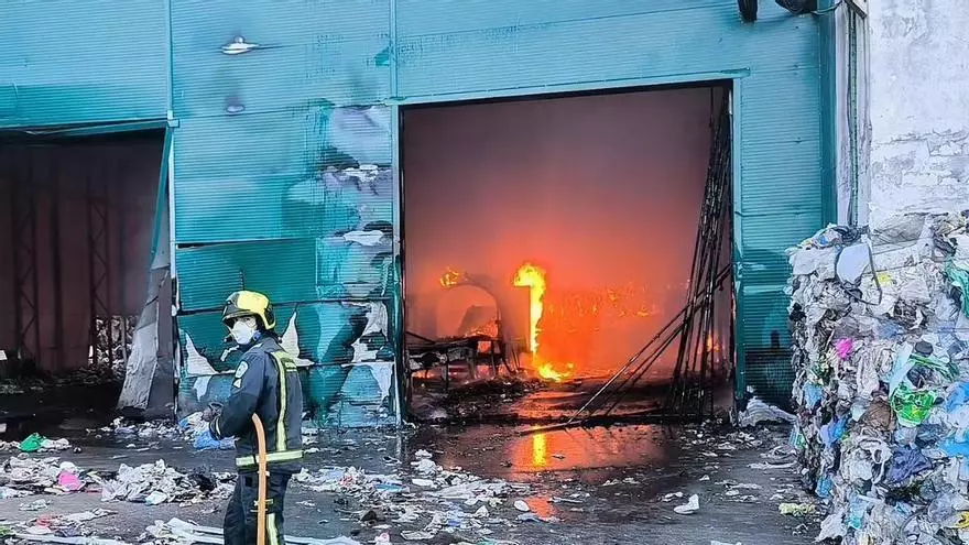 Trabajos de control del fuego en la planta de Reciplasa
