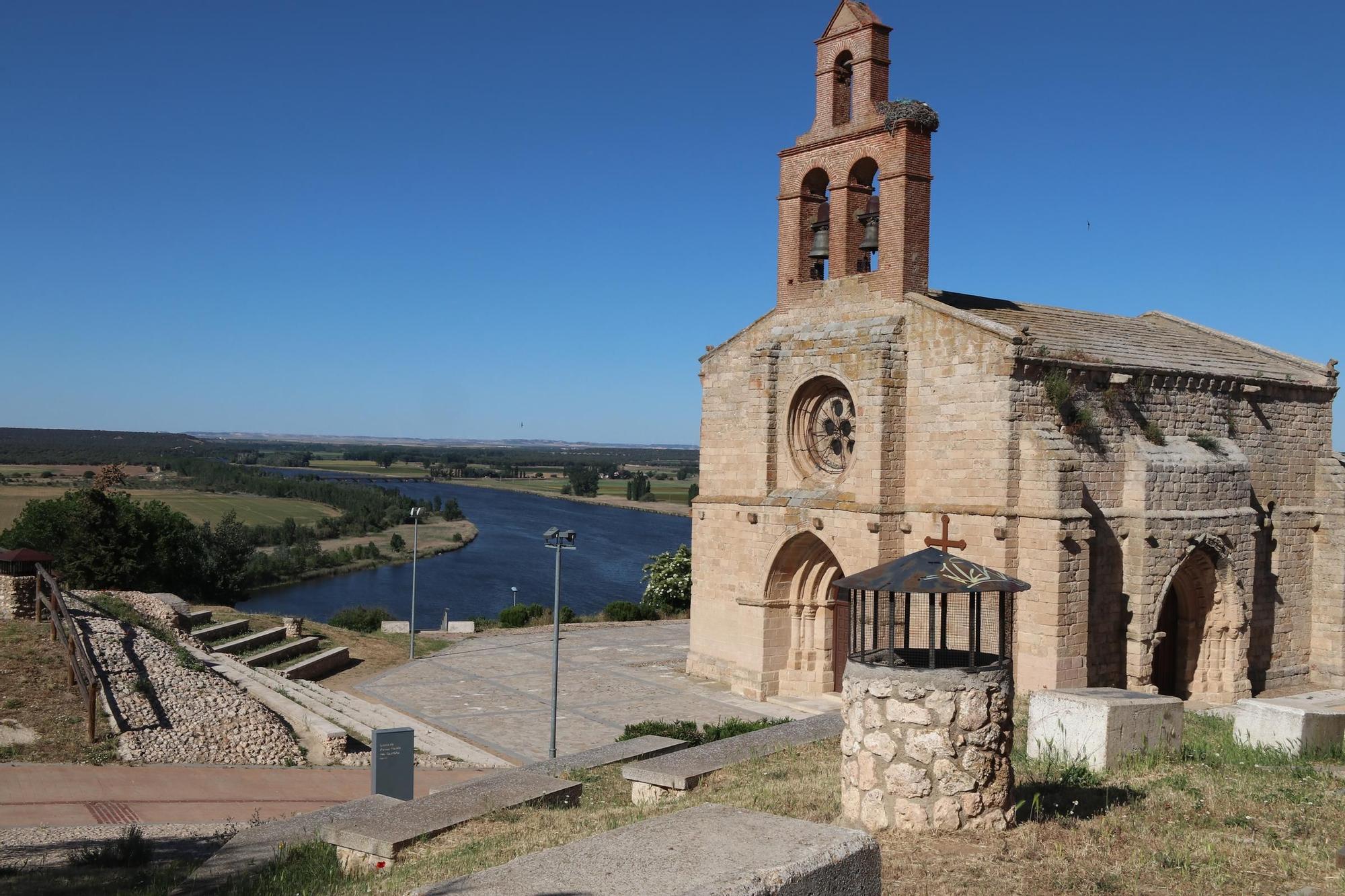 La iglesia de Santa María del Castillo en Castronuño e sunod e los iconos del pueblo