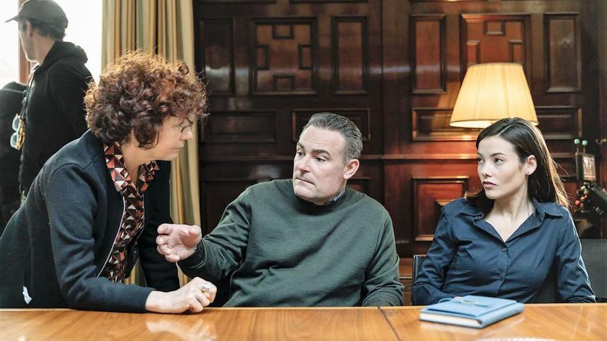 Icíar Bollaín, a la izquierda, junto a los protagonistas de la película, antes de rodar una escena. | David Herranz