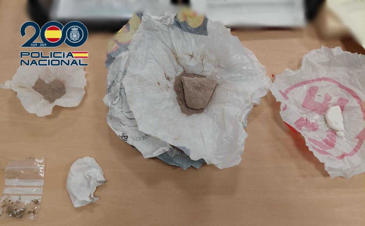La Policía Nacional le incautó heroína, cocaína y hachís.