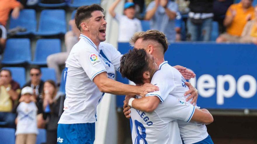Enric celebra su gol junto a Sergio González.  | | CARSTEN W. LAURITSEN