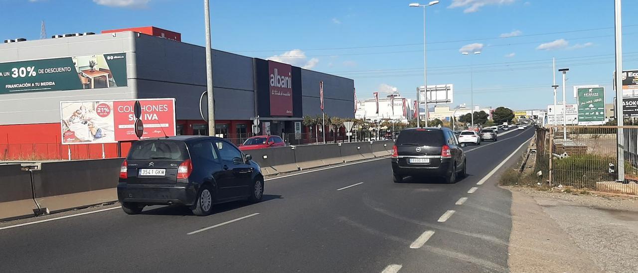 El elevado tráfico de vehículos, unico al casi inexistente arcén de la vía a su paso por el Pont Nou del Millars, generan peligro para ciclistas y peatones.