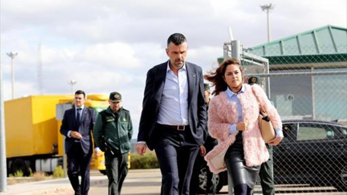 Santi Vila sale de la cárcel madrileña de Estremera con su abogada, ayer.
