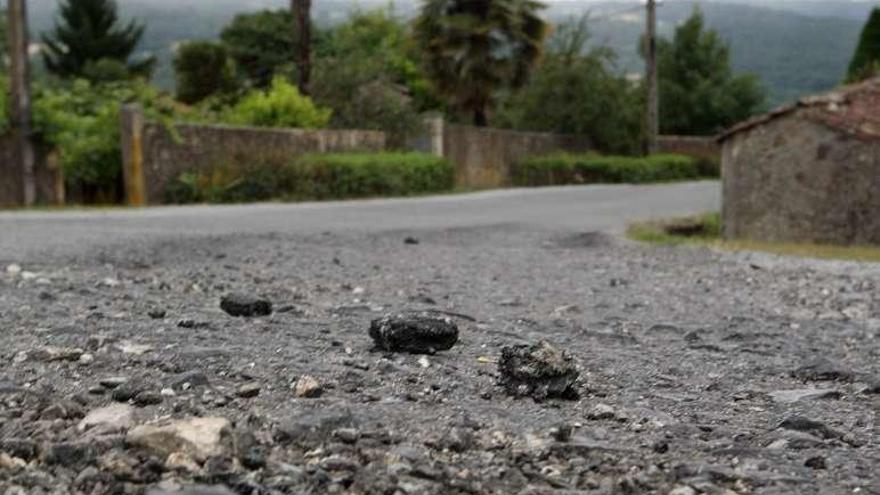 El tráfico pesado de la cantera daña los viales. // Bernabé / Cris M.V.