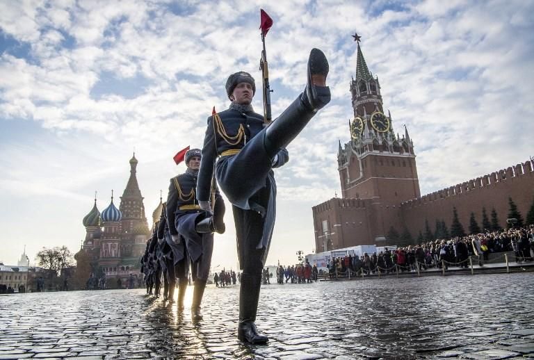 Guardias rusos marchan durante un desfile militar en la Plaza Roja de Moscú. AFP
