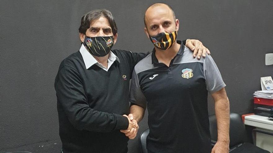 El representante de Cafés Tavira junto al presidente del Betis Florida