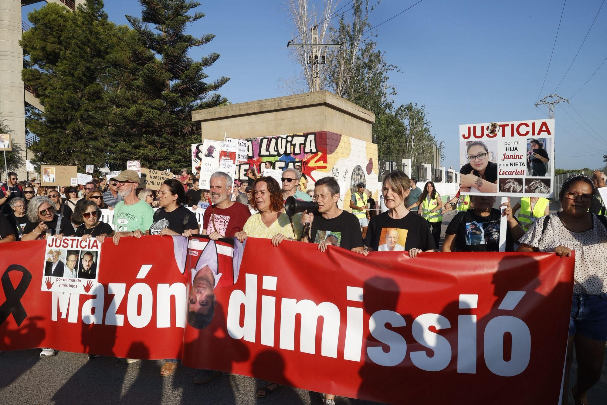 La novena manifestación contra Mazón por la gestión de la dana desde Catarroja, en imágenes