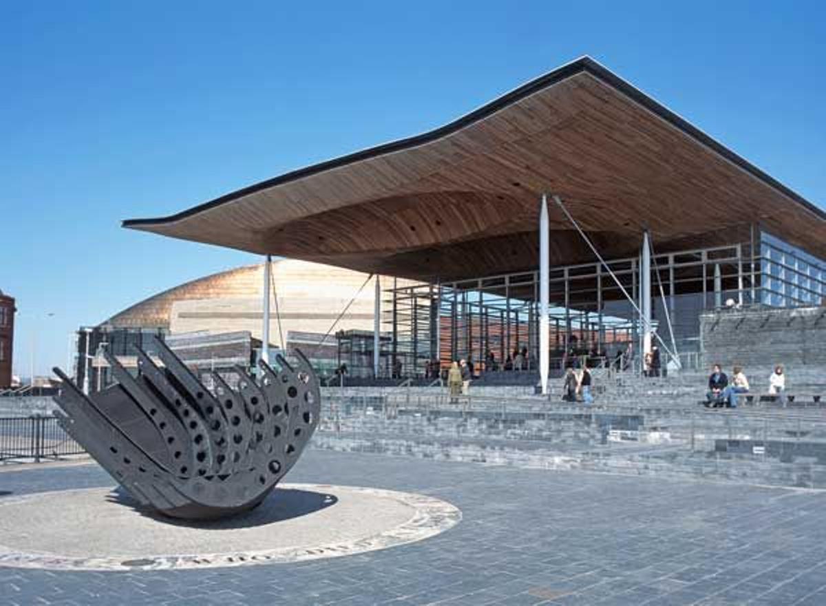 Patio de la Asamblea Nacional de Gales en Cardiff.