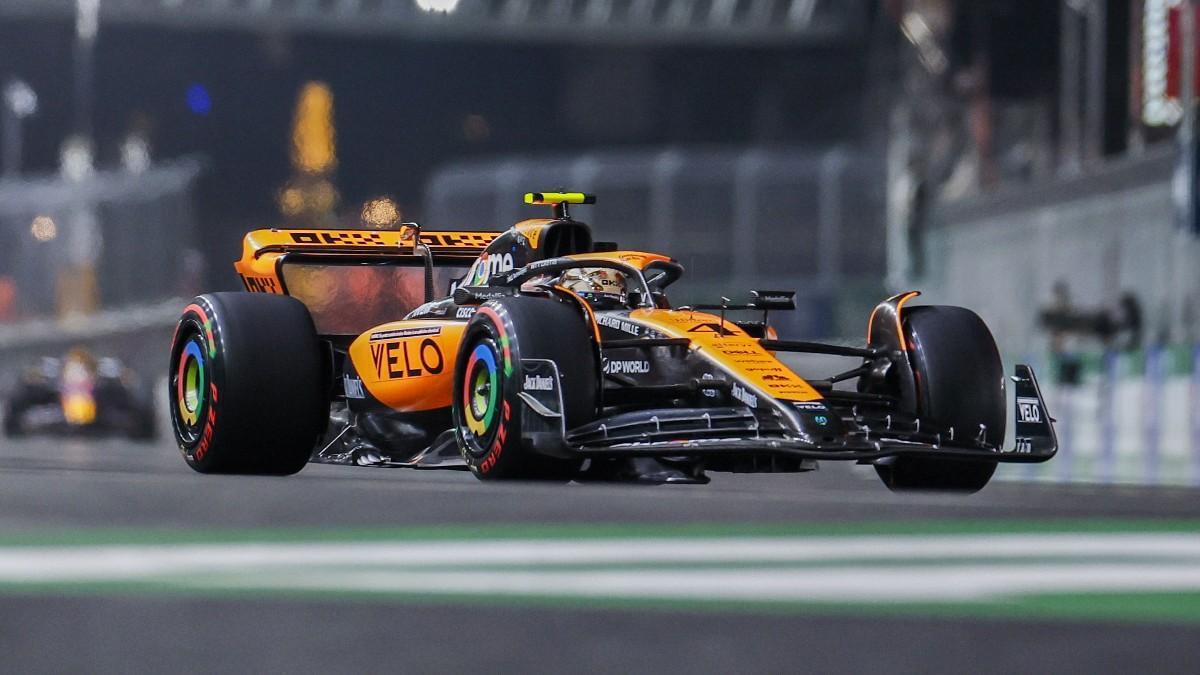 Las Vegas (United States), 18/11/2023.- British Formula One driver Lando Norris of McLaren F1 Team in action during the Qualifying session for the Formula 1 Las Vegas Grand Prix, in Las Vegas, Nevada, USA, 18 November 2023. The Formula 1 Las Vegas Grand Prix is held at the Las Vegas Strip Circuit on 18 November 2023. (Fórmula Uno) EFE/EPA/ETIENNE LAURENT